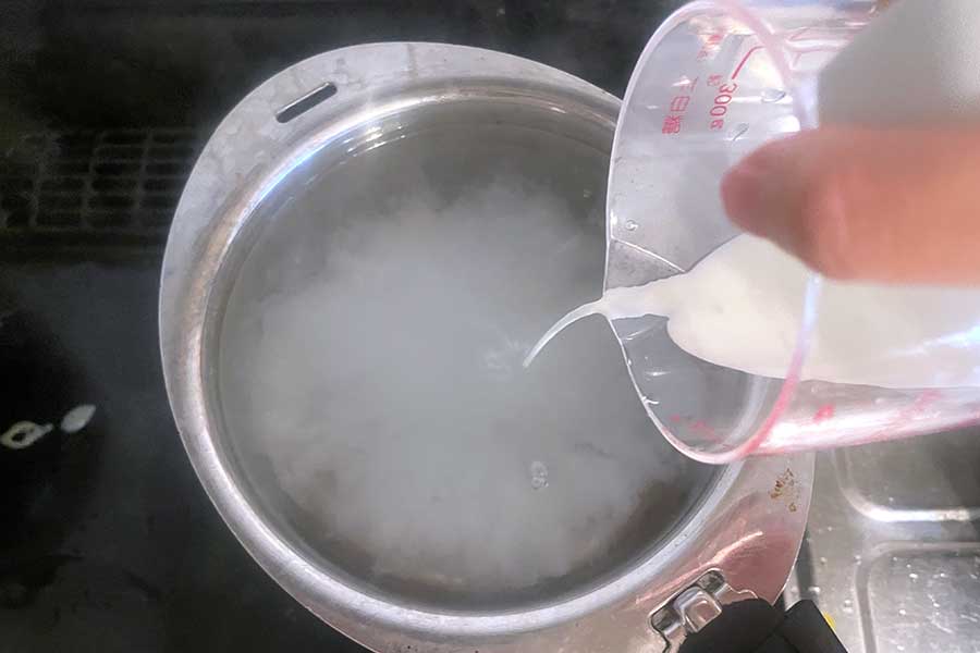 湯が沸いたら牛乳を1/4カップ入れる【写真：Hint-Pot編集部】