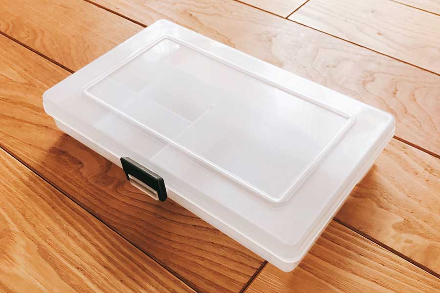 平たいプラスチック製のケースに防災グッズを入れて「防災ケース」に（写真はイメージ）【写真：写真AC】