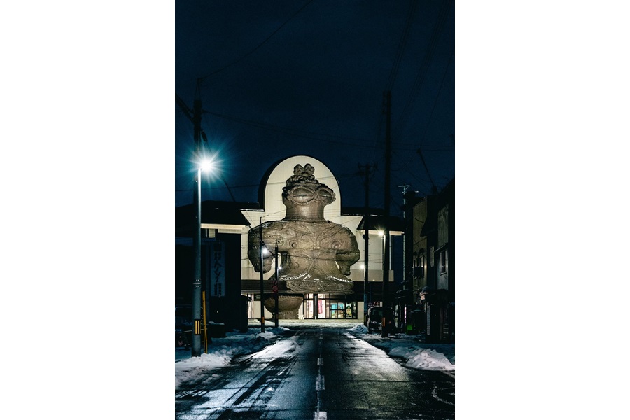 暗闇の中で不気味な存在感を見せている巨大土偶【写真提供：Saho X 廃墟と街並み さん】