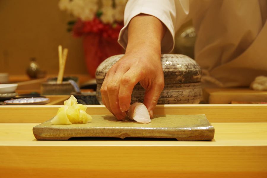 外国人観光客でにぎわう都内の高級すし店（写真はイメージ）【写真：写真AC】