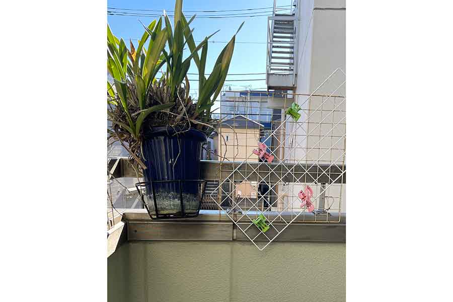 室外機と植木鉢が置かれている状態のホルダー【写真：峯田淳】