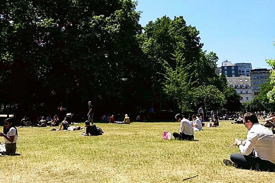 天気の良い日は公園で食べる人が多い、英国のランチタイム風景【写真：Moyo】