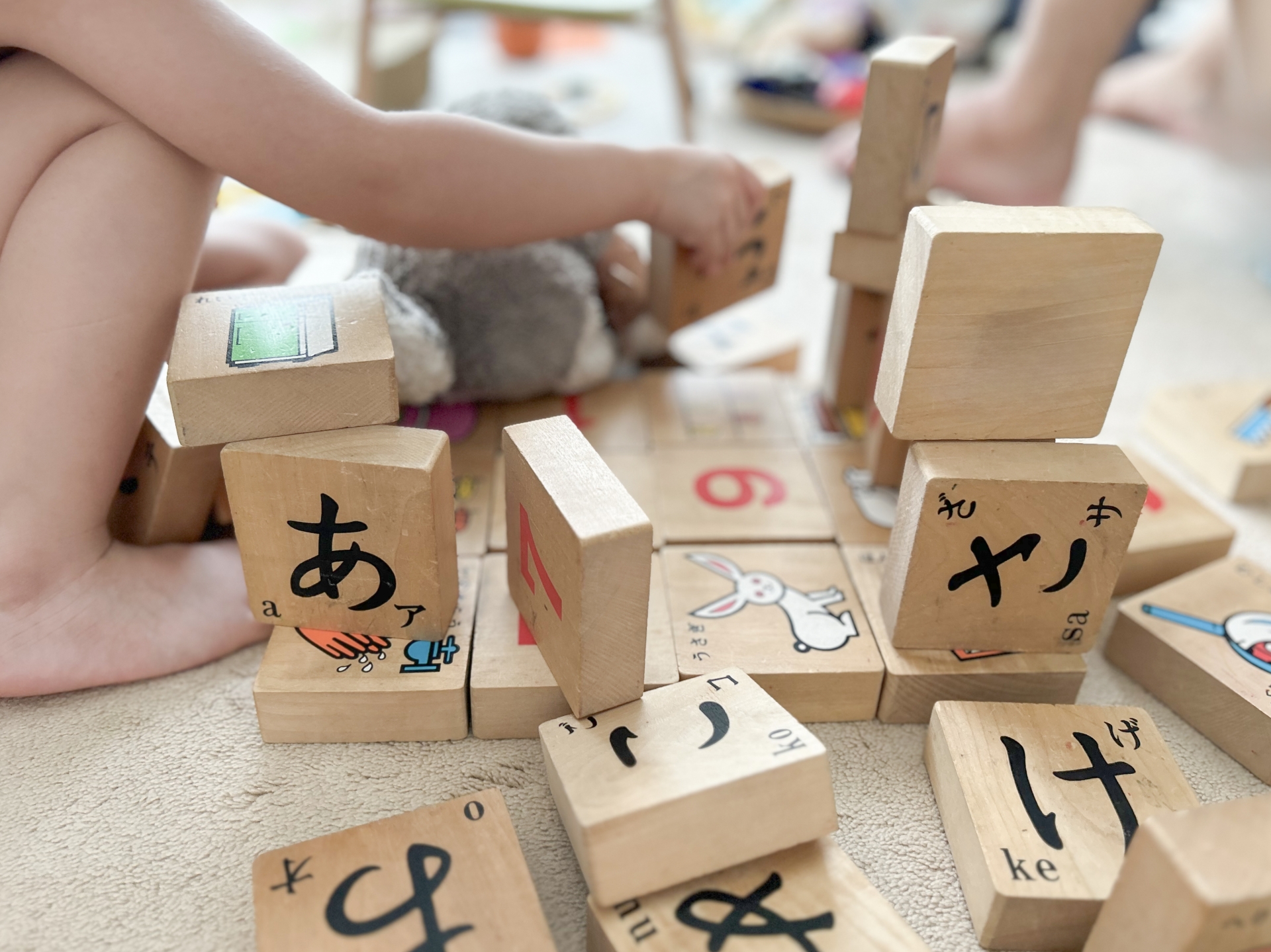 文字が書かれた積み木で遊んでいた5歳児（写真はイメージ）【写真：写真AC】
