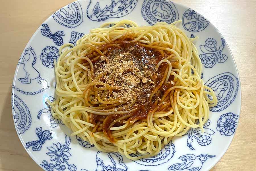 スライスチーズで作った粉チーズをかけたミートソースパスタ【写真：Hint-Pot編集部】