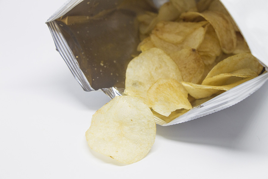 食べかけのポテトチップスの袋（写真はイメージ）【写真：写真AC】