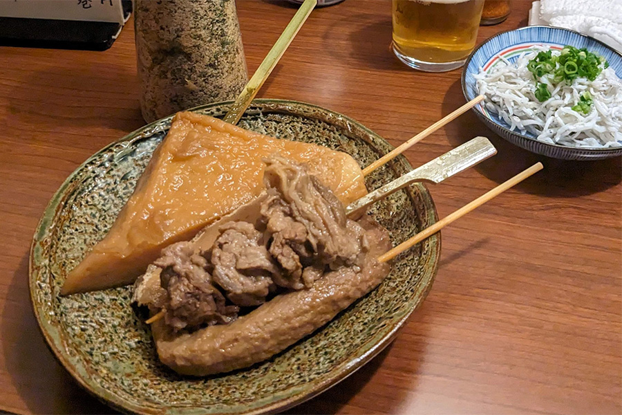 （上から）白焼き、牛すじ、黒はんぺん【写真：日下千帆】