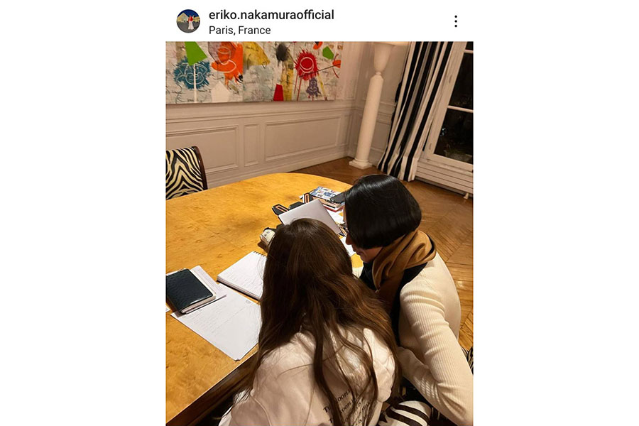 次女の宿題で一緒に勉強する中村江里子さん（画像はスクリーンショット）