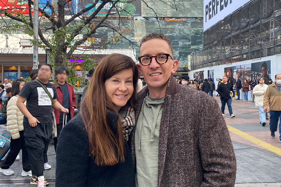 渋谷の広場で笑顔を見せるマイクさん（右）とエイミーさん【写真：Hint-Pot編集部】