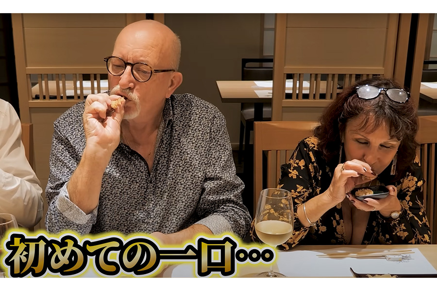 初めての寿司に感動した、フランス人YouTuber・オレリアンさんの両親（画像はスクリーンショット）