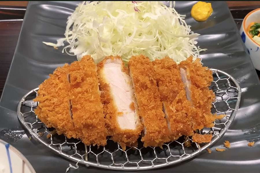 日本のさまざまな外食チェーン店を紹介したパク・トドさん。和幸で提供されたとんかつ（画像はスクリーンショット）
