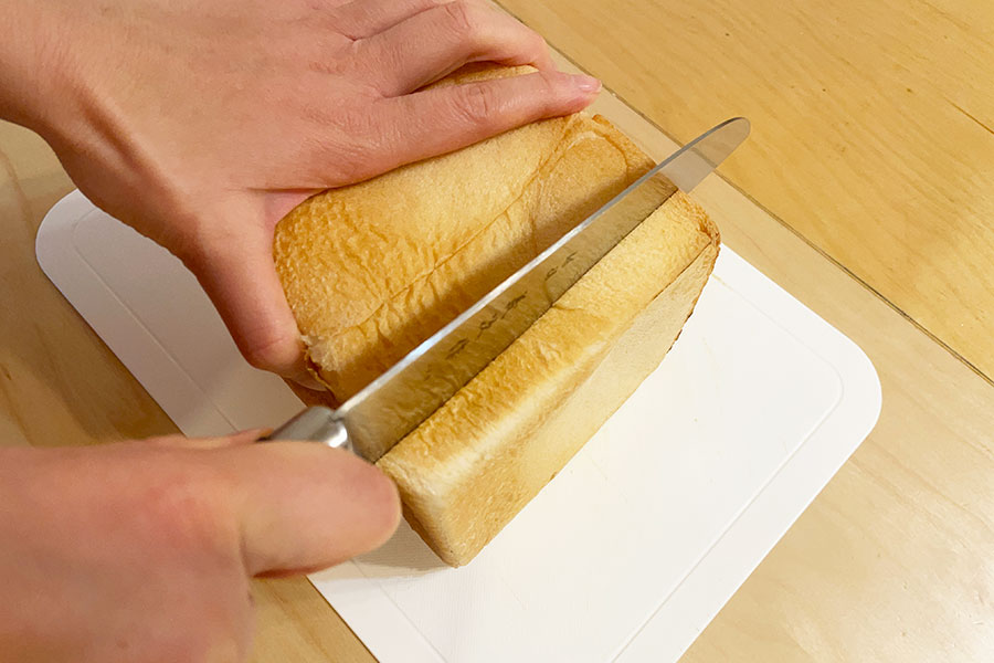 温めた包丁で食パンを切る【写真：Hint-Pot編集部】