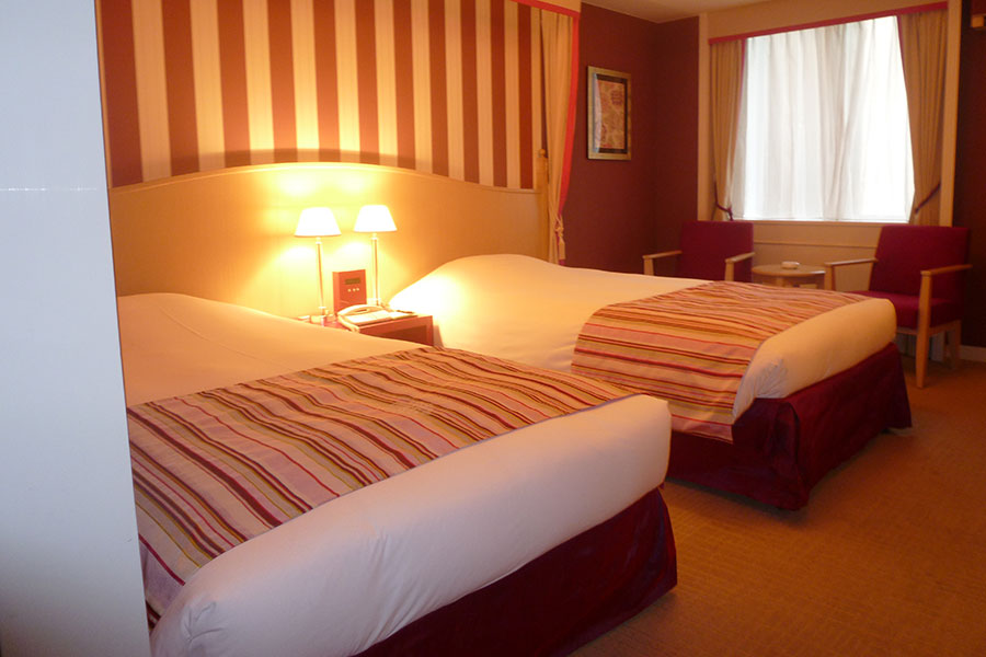 ホテルによって大柄な人にはベッドが小さいことも【写真：Hint-Pot編集部】