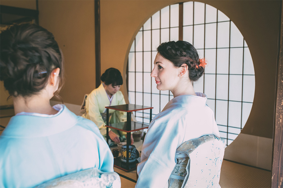 着物を着用した茶道体験は訪日外国人にも大人気（画像はイメージです）【写真：写真AC】