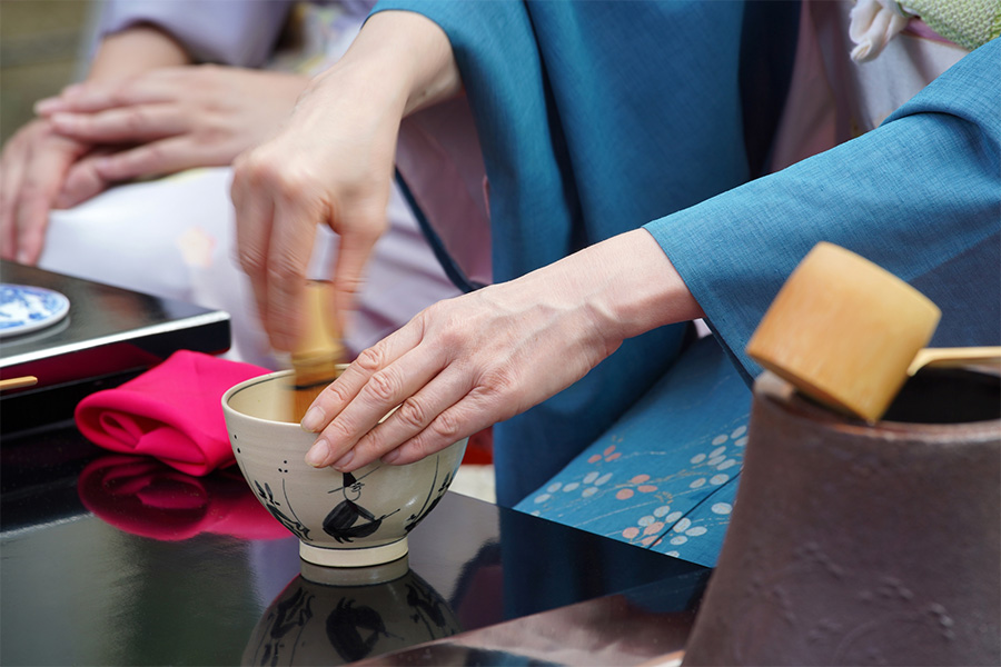 外国人にも人気の茶道体験（写真はイメージ）【写真：写真AC】