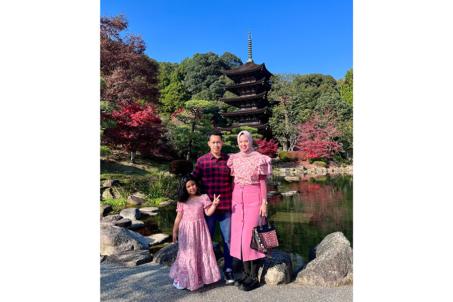 国宝瑠璃光寺五重塔をバックに妻のシェリさん、娘のシビルさんと【写真提供：オキ】