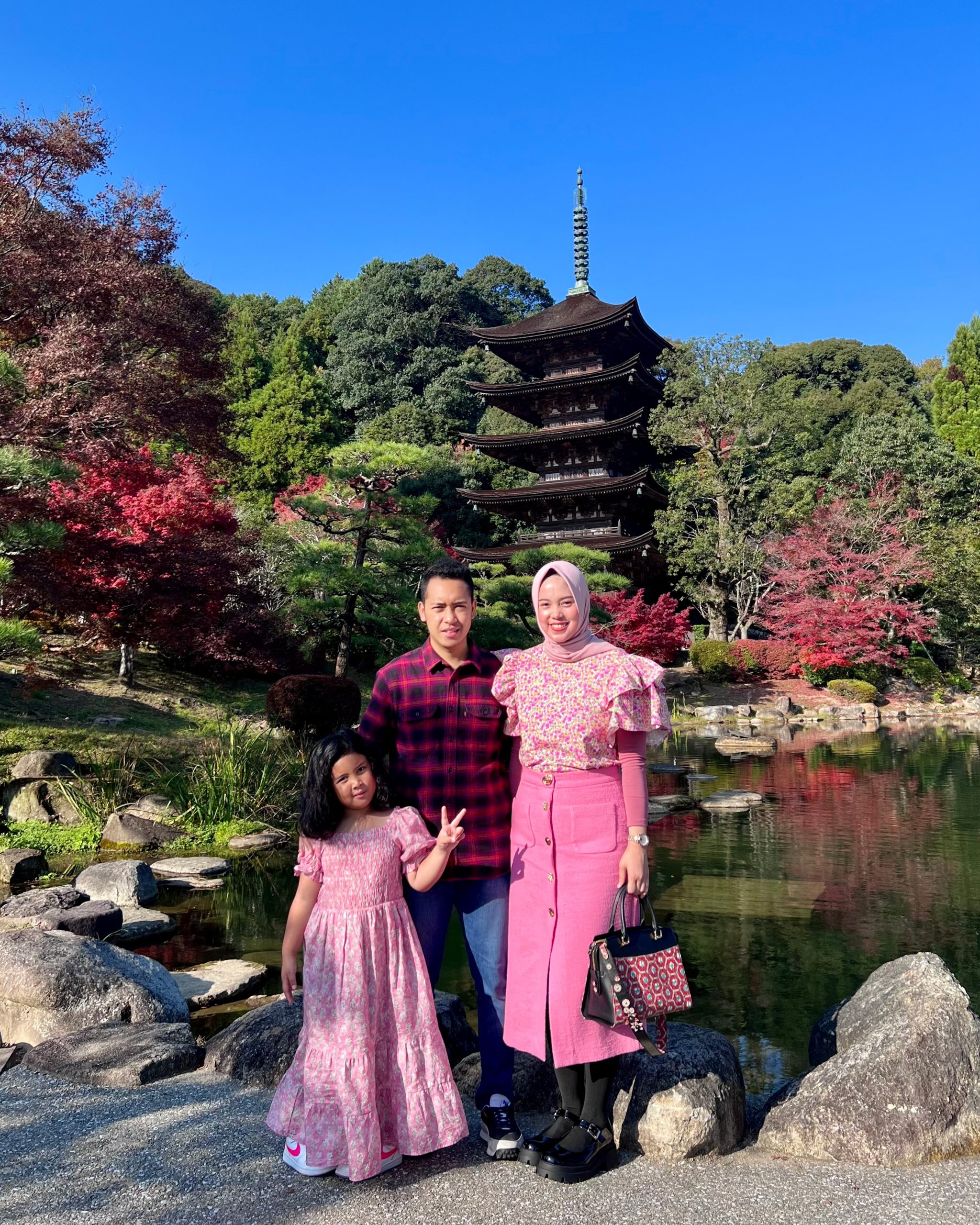 国宝瑠璃光寺五重塔をバックに妻のシェリさん、娘のシビルさんと【写真提供：オキ】