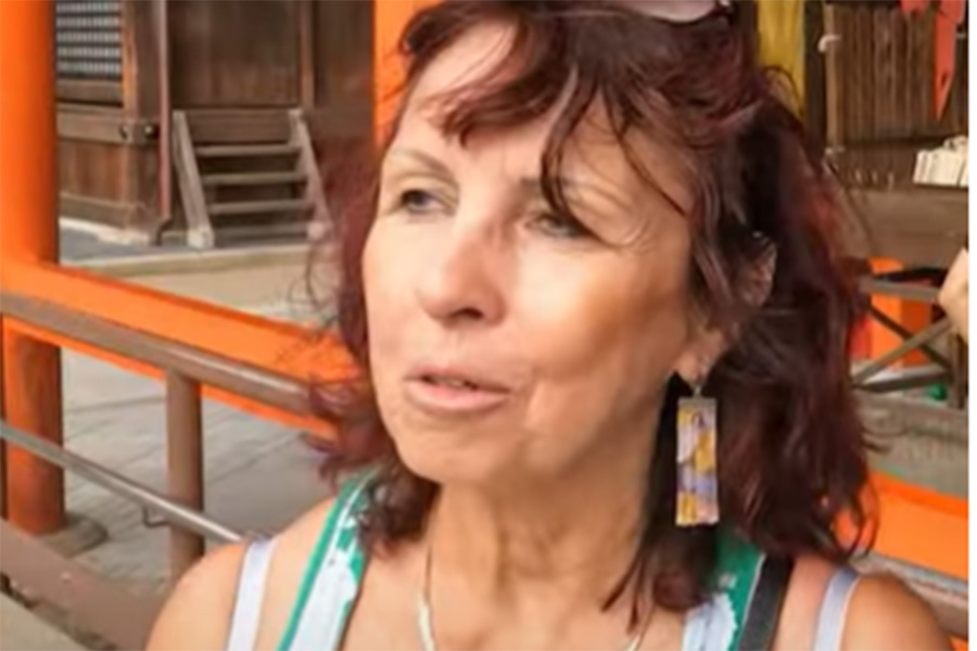 フランス人YouTuberオレリアン・プダさんの母（画像はスクリーンショット）