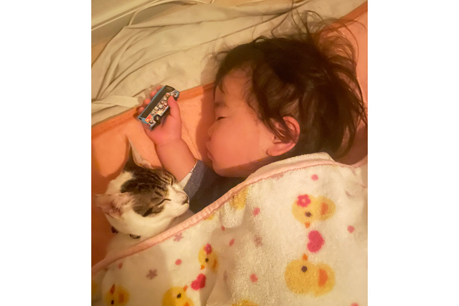 赤ちゃんと添い寝するロイくん【写真提供：ゴンゾウR4（@R453374510）さん】