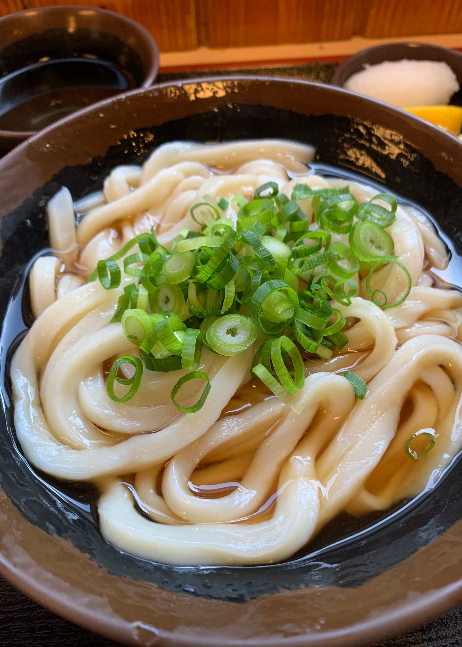 つるりとした食感とだしの旨味がおいしいうどん【写真：Hint-Pot編集部】