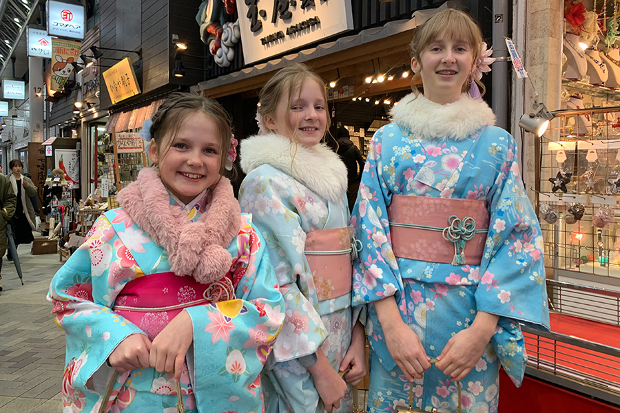東京・浅草で出会った着物姿のオーストラリア人の三姉妹。左からエリーザさん、ロージーさん、ケイトさん【写真：Hint-Pot編集部】
