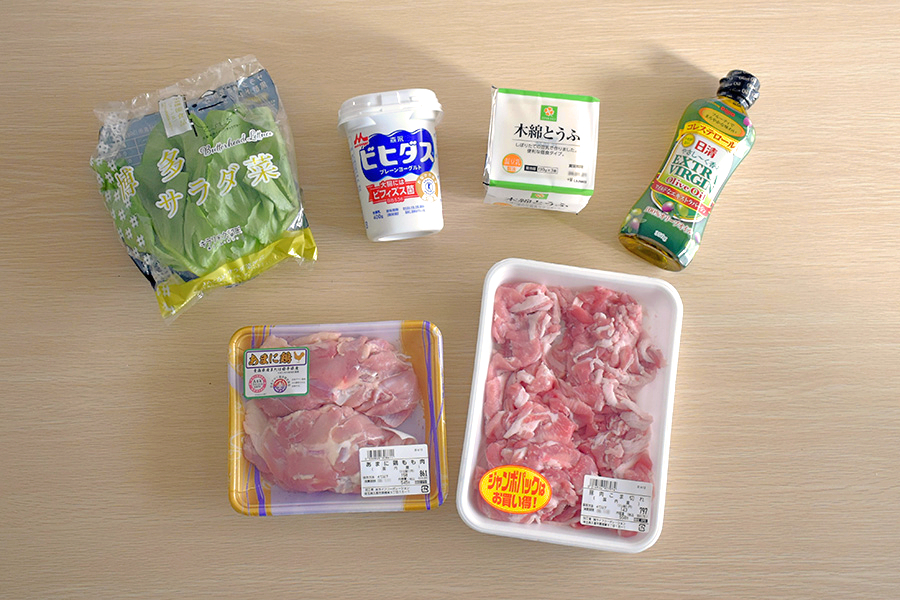 この日、梶浦さんが購入した食材。サラダ菜、ビフィズス菌入りヨーグルト、木綿豆腐、エクストラバージンオリーブオイル、鶏もも肉、豚こま【写真：Hint-Pot編集部】