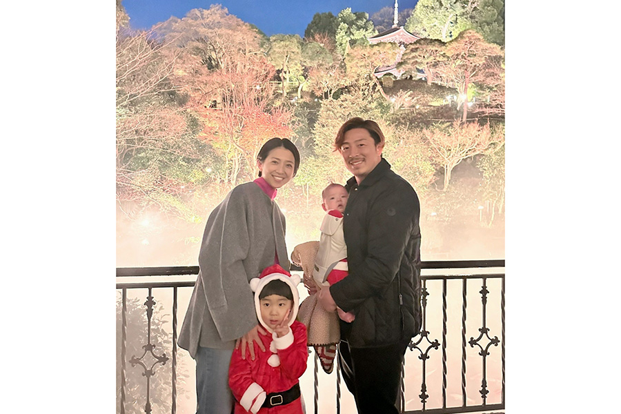 家族4人初めて迎えたクリスマス【写真提供：美馬アンナ】