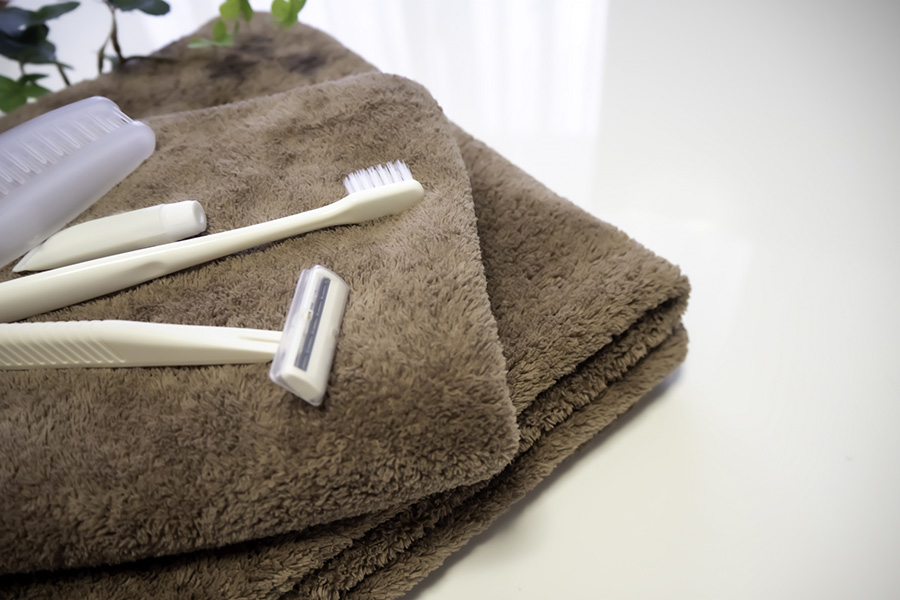 バスタオル、手拭きタオル、くし、歯ブラシ、カミソリは共有NG【写真：写真AC】