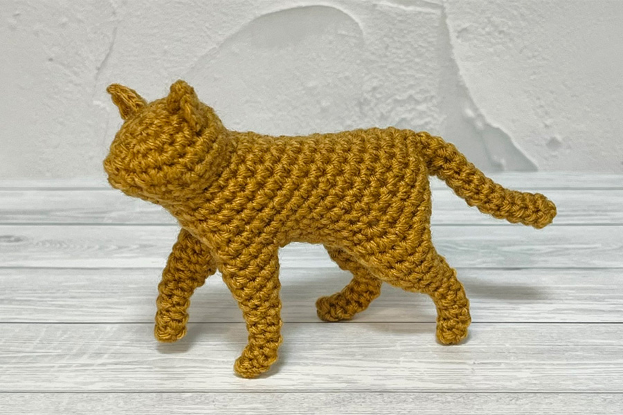 シルエットがリアルな編みぐるみの猫【写真提供：あびす@あみぐるまー（@Aby_amigurumi）さん】