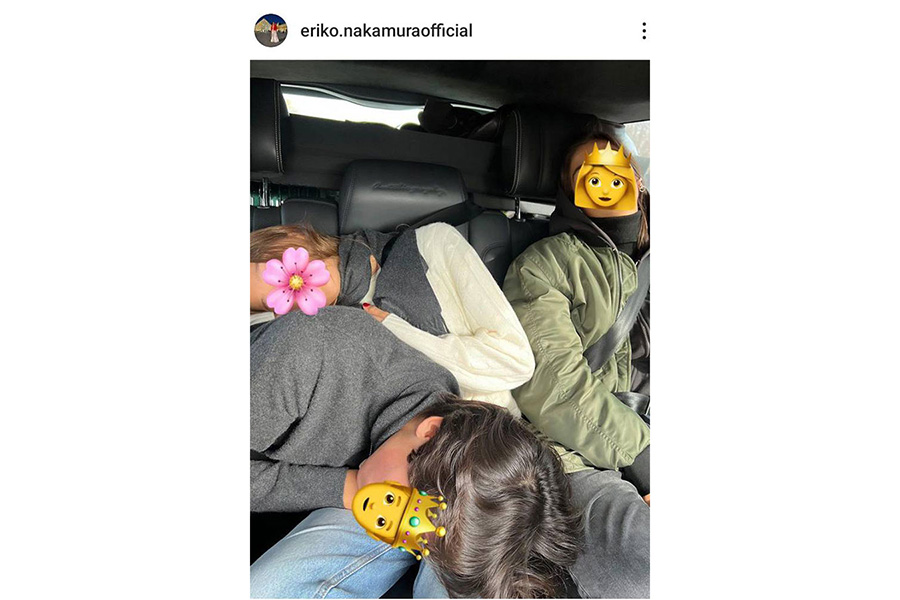 車で家族旅行中、後部座席で眠る中村江里子さんの3人の子どもたち（画像はスクリーンショット）