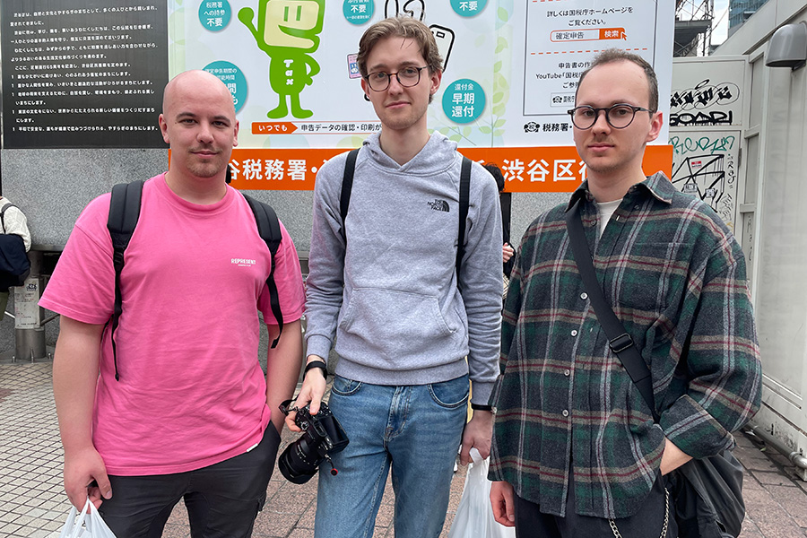 渋谷を観光していたマックスさん、ヘニングさん、マックスミリアンさん（左から）【写真：Hint-Pot編集部】