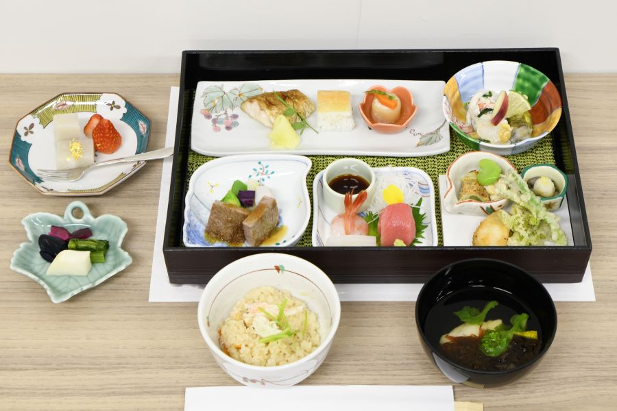地元食材をふんだんに使った「加賀懐石弁当」【写真提供：日本将棋連盟】