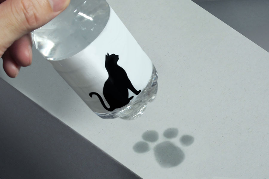 ラベルの猫が足跡を残したように水滴で肉球が…【写真提供：ミチル（@mitiruxxx）さん】