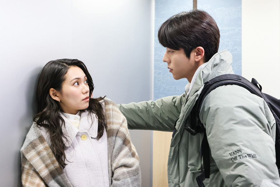 韓国人俳優チェ・ジョンヒョプが二階堂ふみに“胸キュン”で迫るシーン写真（C）TBS