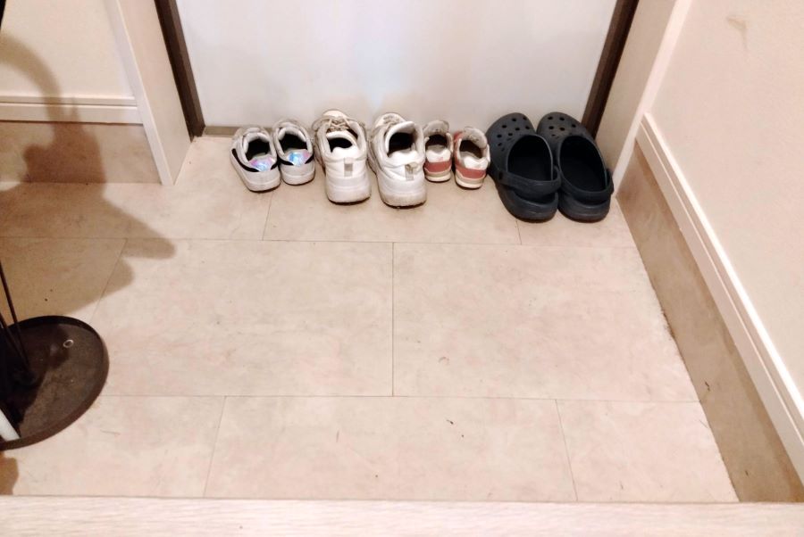 ドアのギリギリに2歳の長女ちゃんがそろえた靴【写真提供：ｙ（@stirh_）さん】