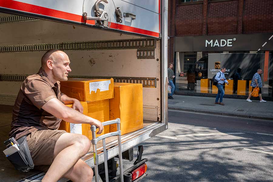英ロンドンで宅配便の積み下ろしをする運転手【写真：Getty Images】