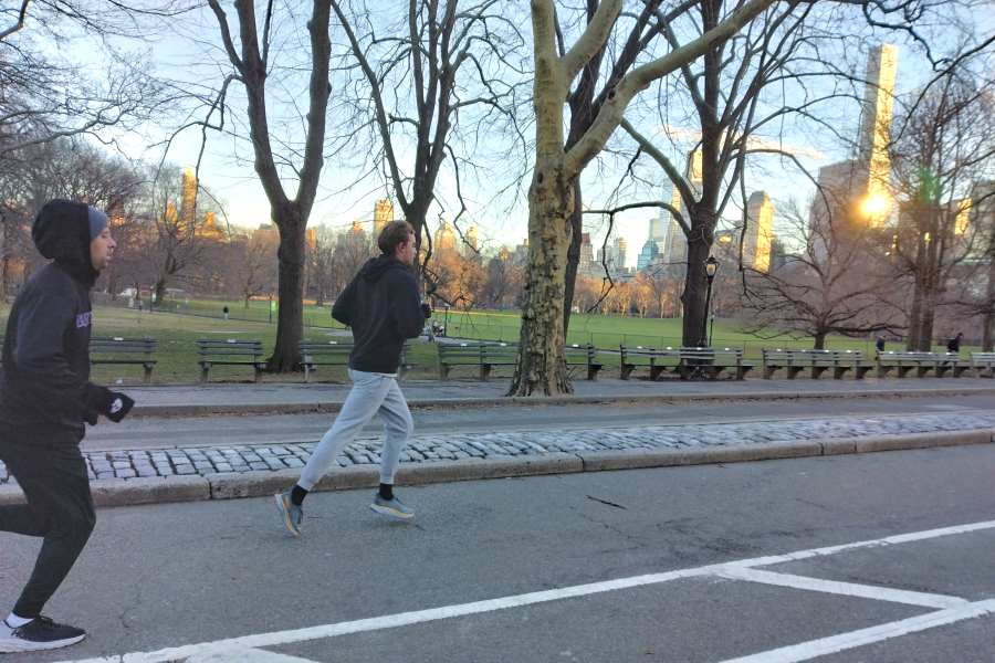 真冬のセントラルパークを走るジョガー。移住当初はその姿を見ながら、「何をやっているのかね。自分は」とつぶやいたことも…【写真：ユキ】