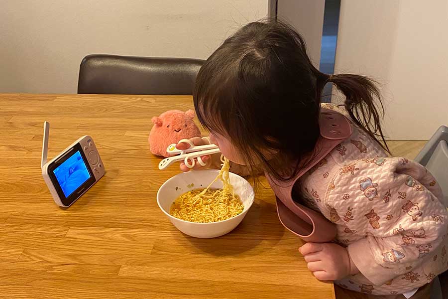 ベビーモニターを見ながらラーメンを食べる女の子【写真提供：みるく@3y（@milk20201230）さん】
