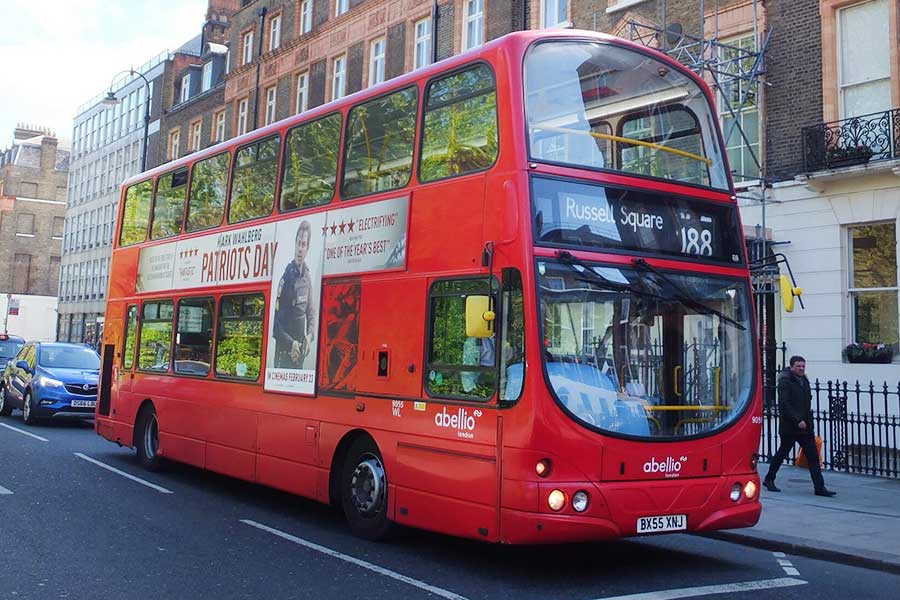 ロンドンのアイコン、ダブルデッカーバス【写真：Moyo】
