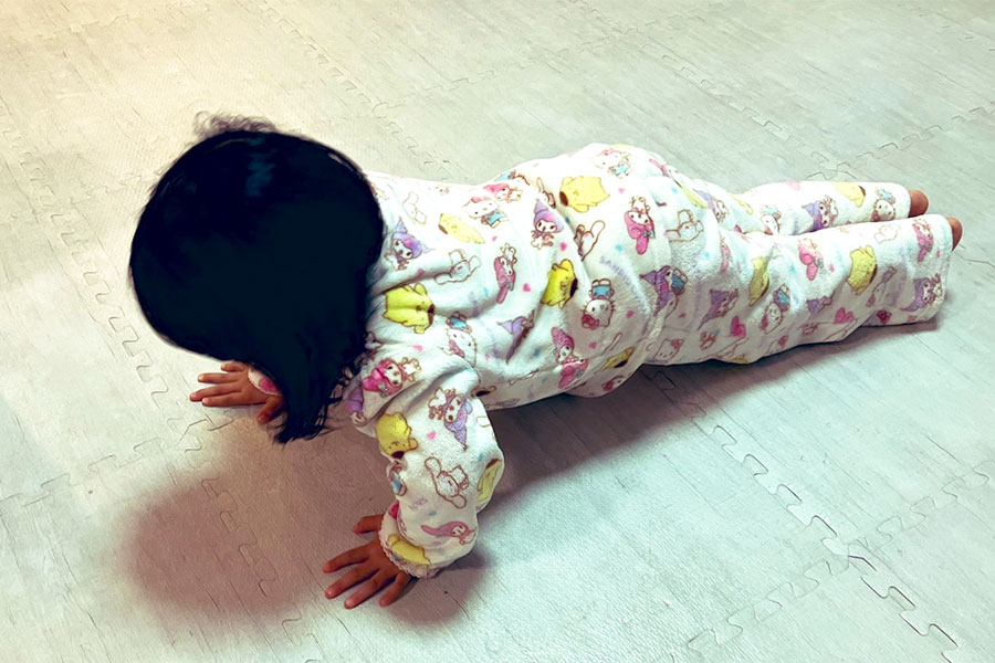 腕立て伏せに励む4歳の娘さん【写真提供：青かんぱち（@tasorito）さん】