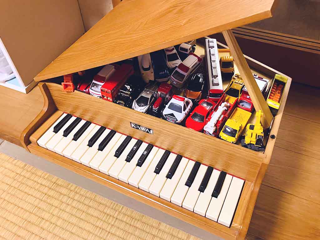 ミニカーが詰め込まれたピアノのおもちゃ【写真提供：もしこぴ（@moshikopi）さん】