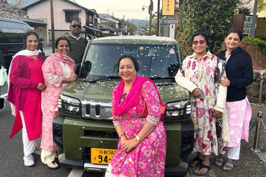 桜の時期に訪日したインド人観光客は桜色に合わせたインドサリーを着用【写真提供：山田恵子】