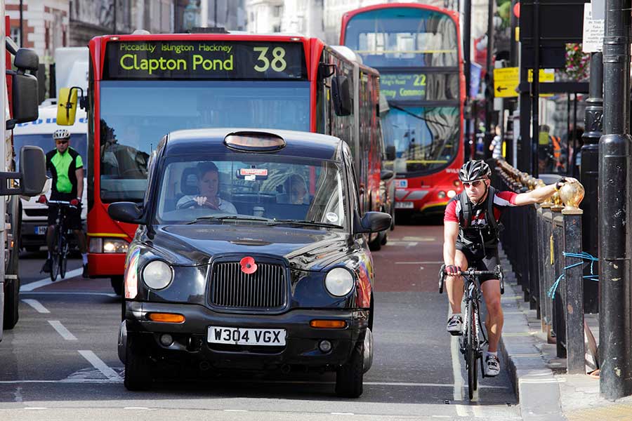 渋滞が多いロンドン市内。バスや車の間を縫うように自転車通勤する人の姿も【写真：Getty Images】