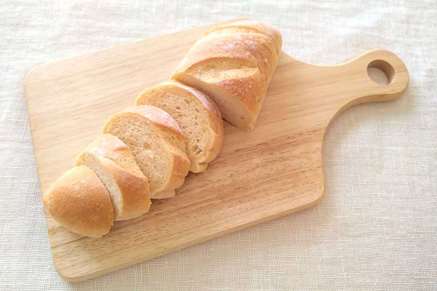 カットされたフランスパン（写真はイメージ）【写真：写真AC】
