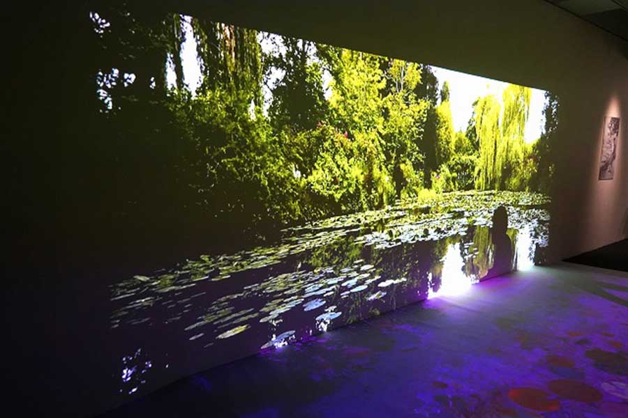 上野の森美術館で開催された「モネ　連作の情景」展の入り口付近は、ジベルニー邸の庭をイメージ【写真：横井弘海】