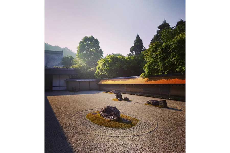 寺院の中にある「石庭」で有名な京都の龍安寺【写真提供：シルヴィア・シベリーニ】