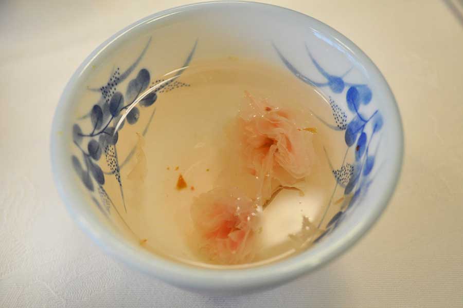 お湯で桜が開いていく姿が楽しめる桜湯（写真はイメージ）【写真：写真AC】