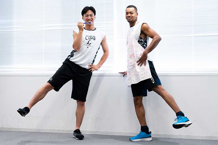 長谷川選手（左）とモンテル選手。足を横に上げ下げする“ながら”トレーニング【写真：荒川祐史】