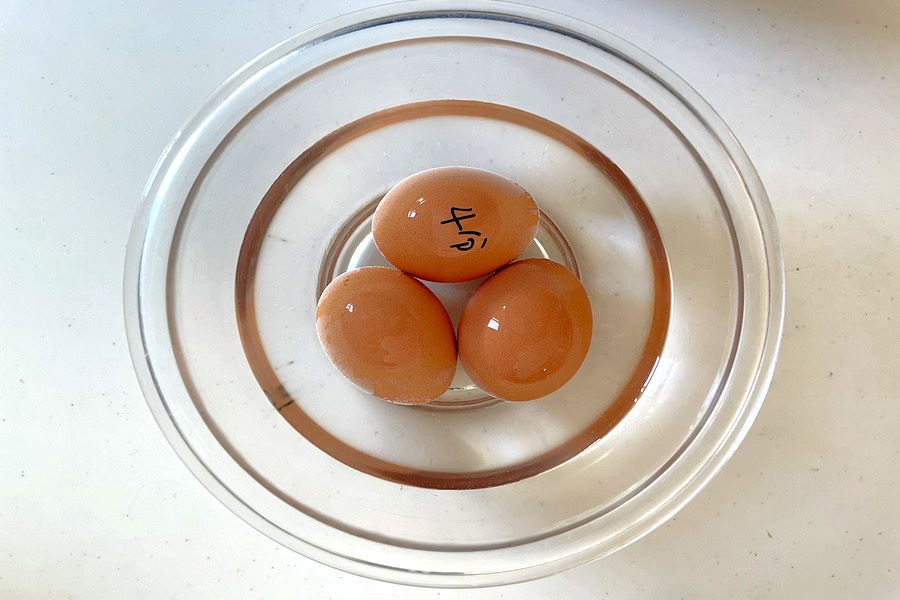 冷水で卵を冷やす【写真：Hint-Pot編集部】