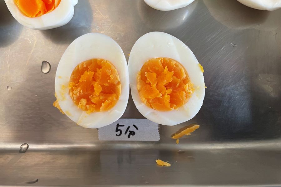 5分蒸した卵【写真：Hint-Pot編集部】