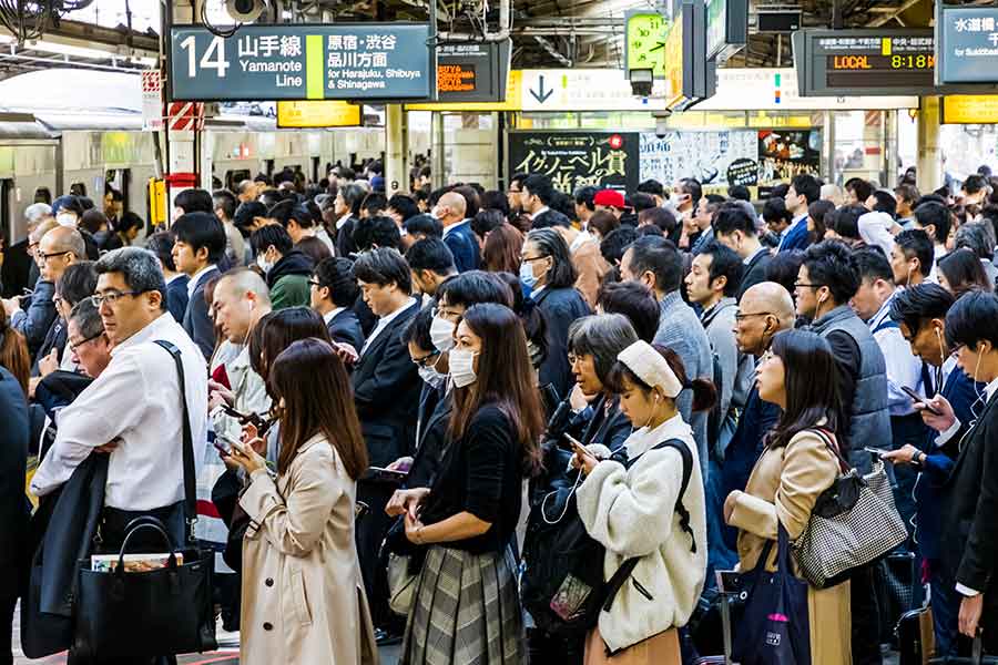 混雑した新宿駅のホーム。静かに整然と並ぶ【写真：Getty Images】